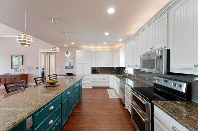 172 Ocean View Drive, Crystal Beach, TX 77650