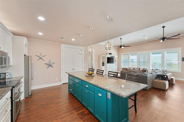 172 Ocean View Drive, Crystal Beach, TX 77650