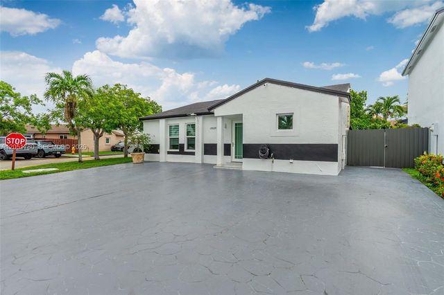 18928 NW 63rd Ct Cir, Hialeah, FL 33015