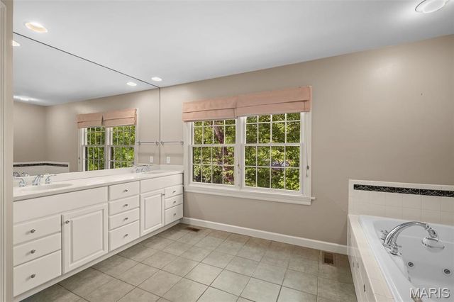 7 Flynn Forest Lane, Glendale, MO 63122