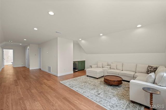 7 Flynn Forest Lane, Glendale, MO 63122