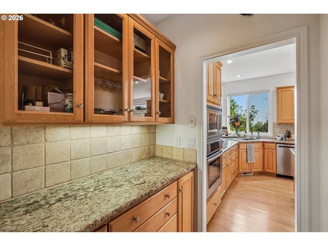 14 MORNINGVIEW Cir, Lake Oswego, OR 97035