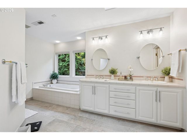 14 MORNINGVIEW Cir, Lake Oswego, OR 97035