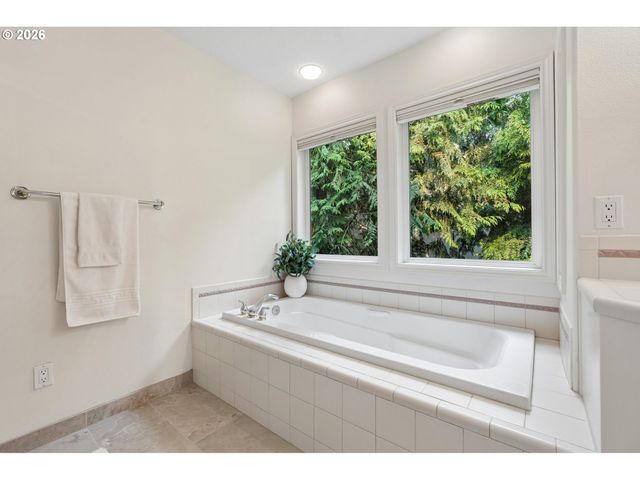 14 MORNINGVIEW Cir, Lake Oswego, OR 97035