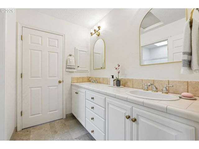 14 MORNINGVIEW Cir, Lake Oswego, OR 97035