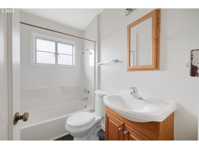 507 Ne DAVIS St, Mc Minnville, OR 97128