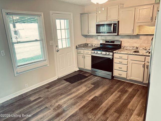 206 Meadowview Dr, Mt Washington, KY 40047