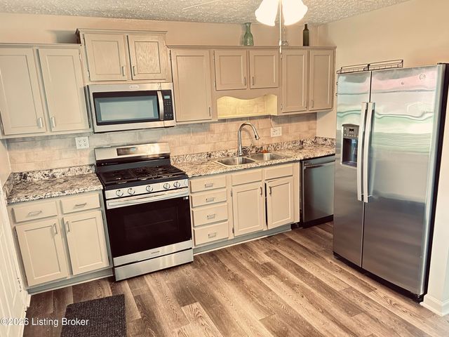 206 Meadowview Dr, Mt Washington, KY 40047