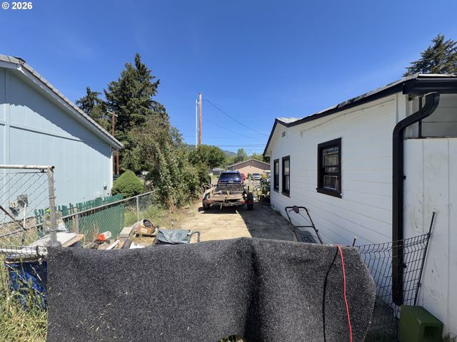844 Ne JOHNSON St, Myrtle Creek, OR 97457