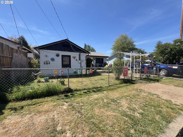 844 Ne JOHNSON St, Myrtle Creek, OR 97457