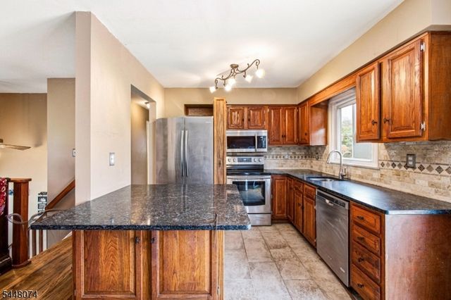 2 Scenic Dr, Green Twp., NJ 07821