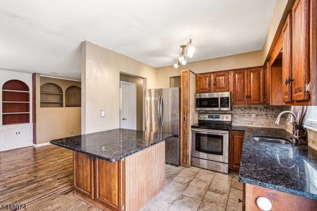 2 Scenic Dr, Green Twp., NJ 07821