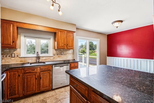 2 Scenic Dr, Green Twp., NJ 07821