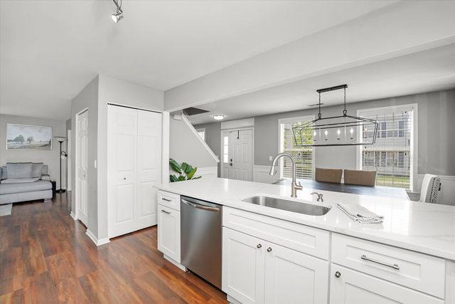1718 Maple Park Lane, Aurora, IL 60504