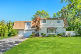3 Sugar Pine Circle, Medford, NY 11763