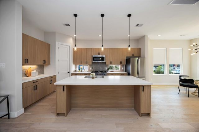 2505 N Macgregor Way, Houston, TX 77004