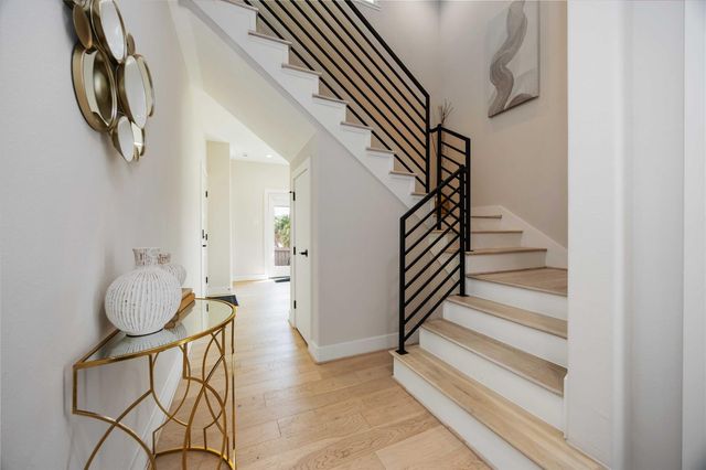 2505 N Macgregor Way, Houston, TX 77004