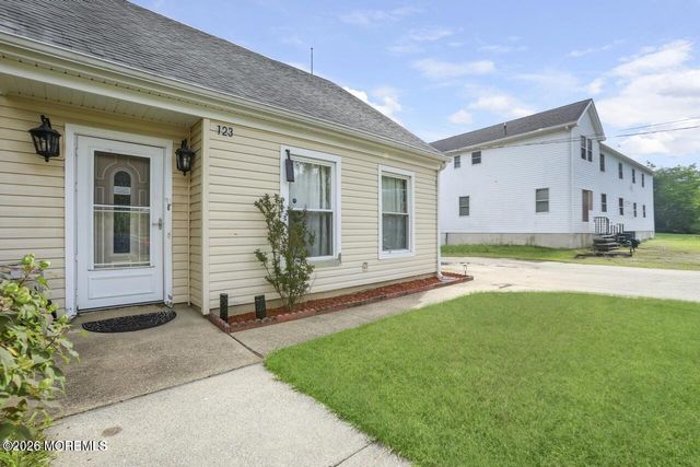 123 Hearth Court E, Lakewood, NJ 08701