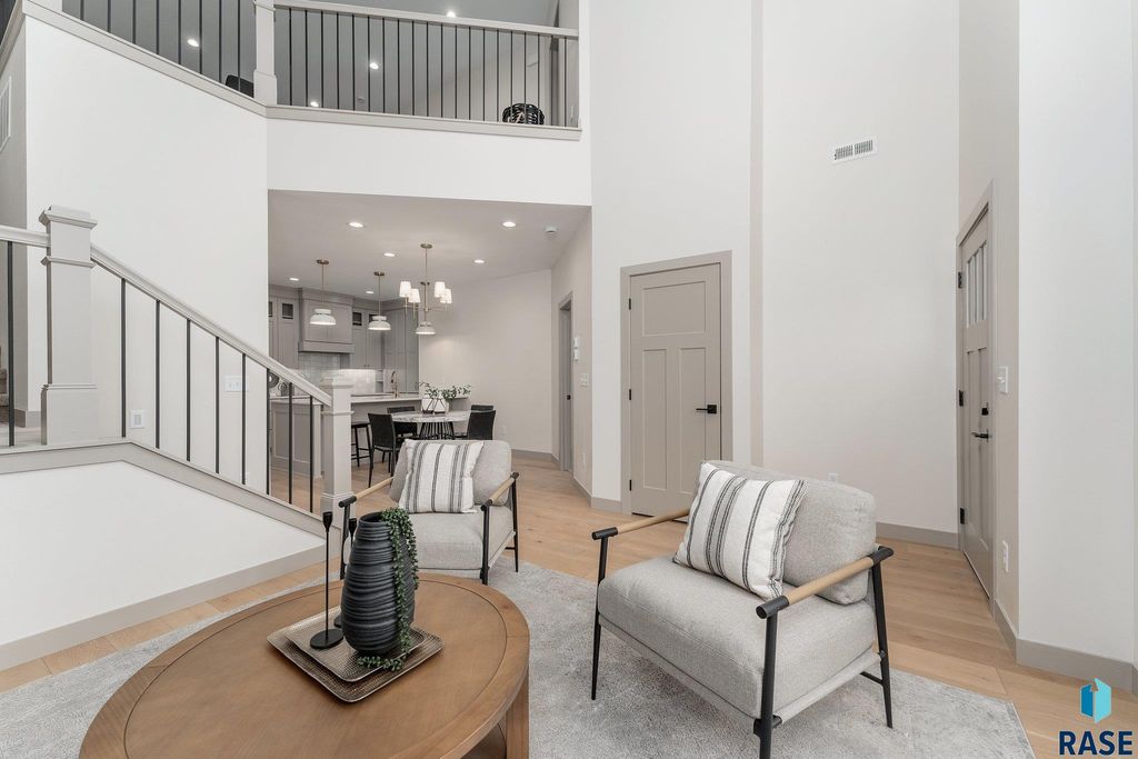 8611 W Shoreline Pl Place, Sioux Falls, SD 57107