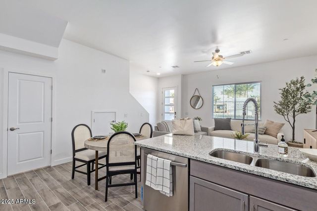 3230 E THOMAS Road 141, Mesa, AZ 85213