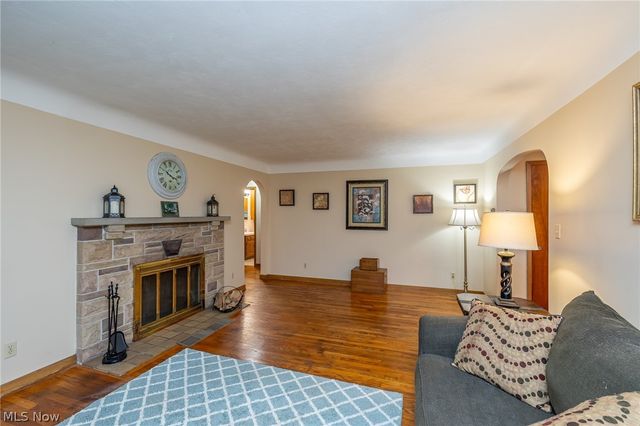 910 S Court Street, Medina, OH 44256