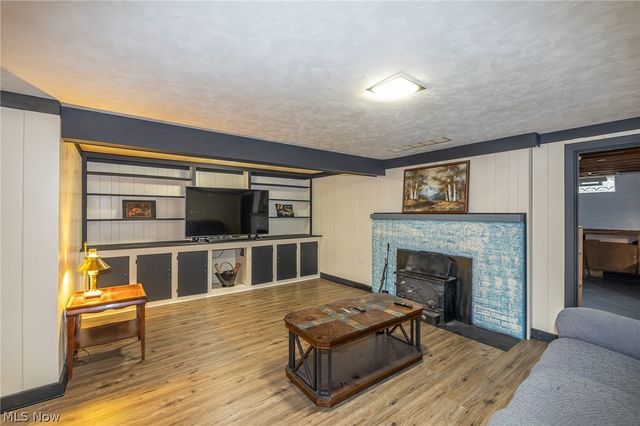 910 S Court Street, Medina, OH 44256