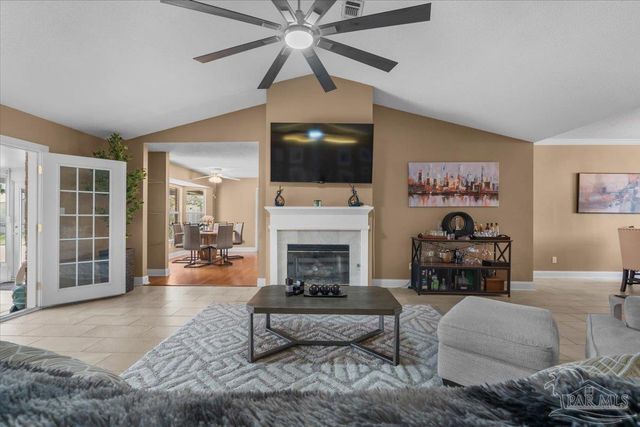 25 Bartlett Cir, Pensacola, FL 32505