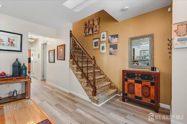 27 Highview Drive, Woodbridge Proper, NJ 07095