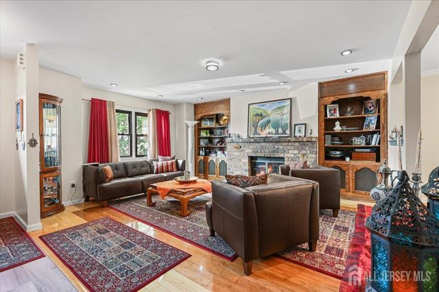 27 Highview Drive, Woodbridge Proper, NJ 07095