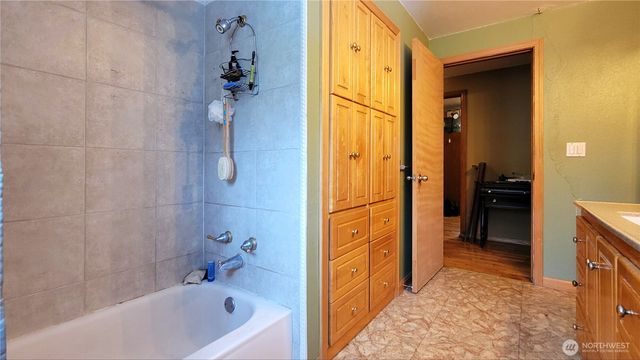 11802 28th Avenue E, Tacoma, WA 98445