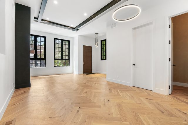 3456 N Claremont Avenue, Chicago, IL 60657