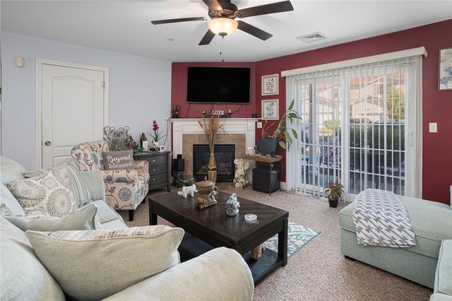 1 Gray Coach Lane 101, Cranston, RI 02921