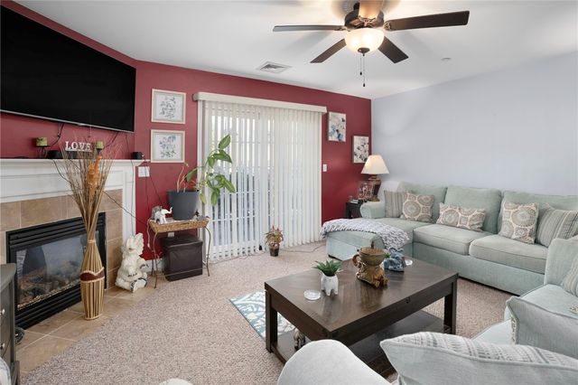1 Gray Coach Lane 101, Cranston, RI 02921