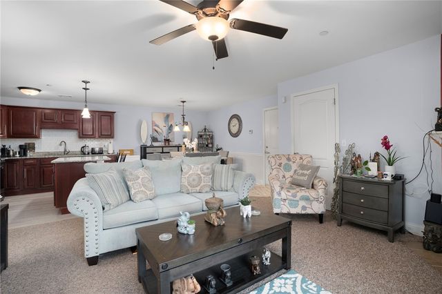 1 Gray Coach Lane 101, Cranston, RI 02921