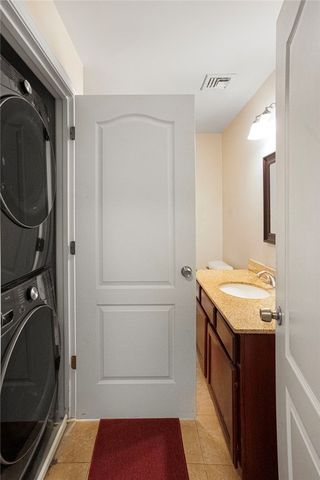 1 Gray Coach Lane 101, Cranston, RI 02921