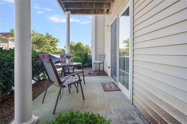1 Gray Coach Lane 101, Cranston, RI 02921