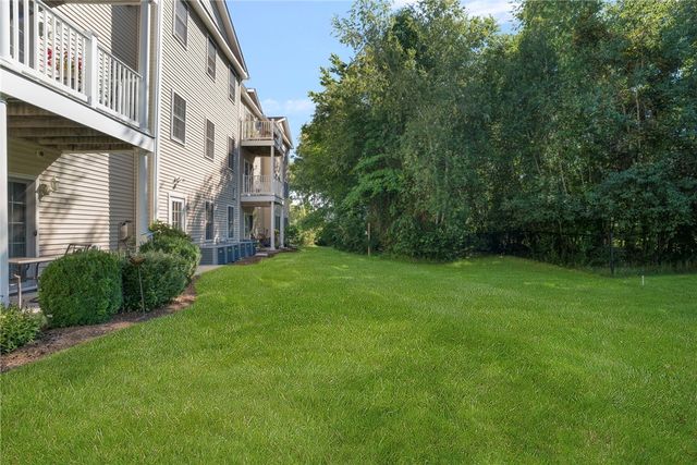 1 Gray Coach Lane 101, Cranston, RI 02921