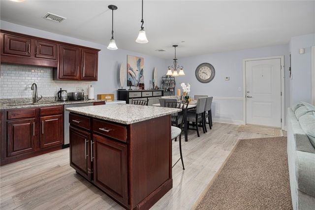 1 Gray Coach Lane 101, Cranston, RI 02921