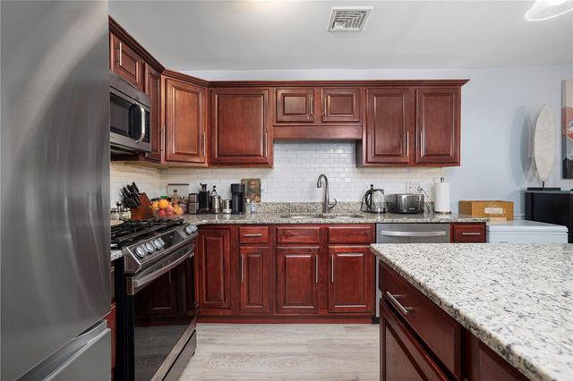 1 Gray Coach Lane 101, Cranston, RI 02921