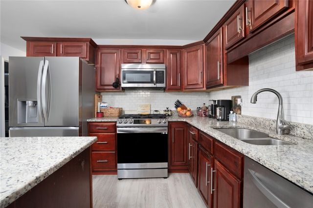 1 Gray Coach Lane 101, Cranston, RI 02921
