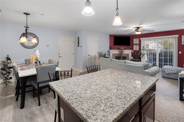 1 Gray Coach Lane 101, Cranston, RI 02921