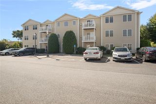 1 Gray Coach Lane 101, Cranston, RI 02921
