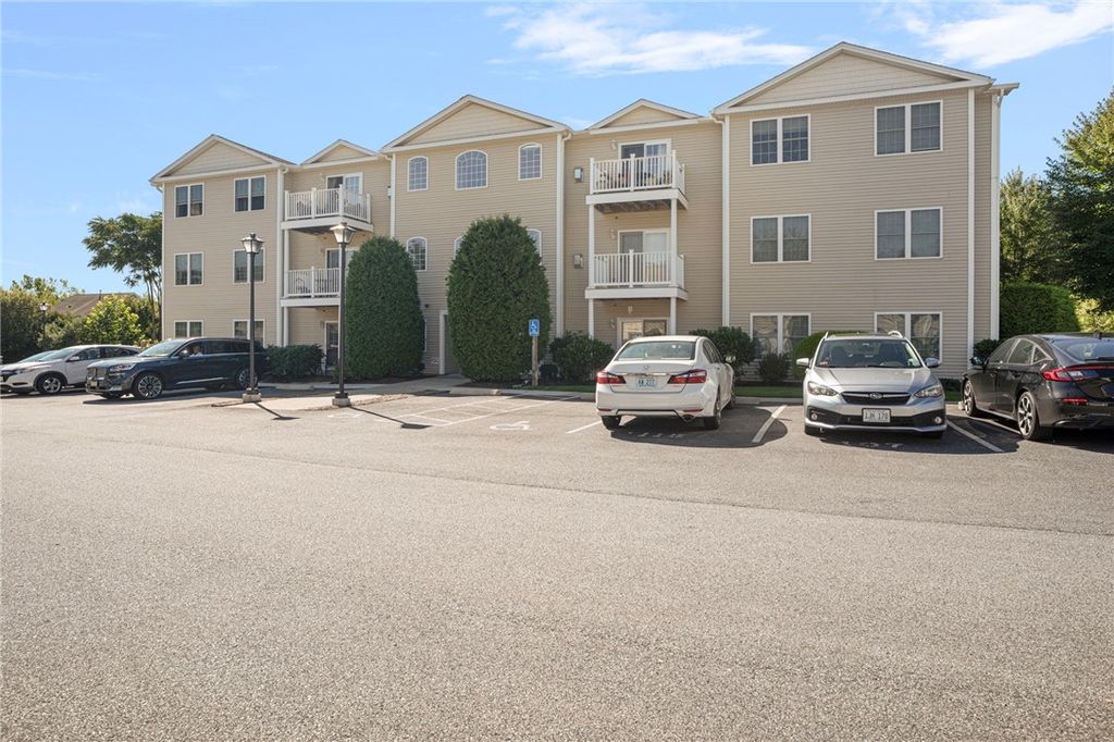 1 Gray Coach Lane 101, Cranston, RI 02921