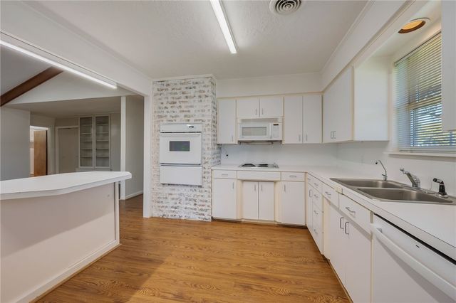 3802 Sunnybrook Lane, Bryan, TX 77802