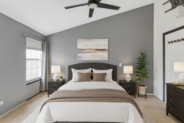 1941 Quaker Hollow Lane 1941, Streamwood, IL 60107