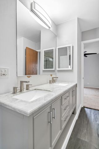 1941 Quaker Hollow Lane 1941, Streamwood, IL 60107