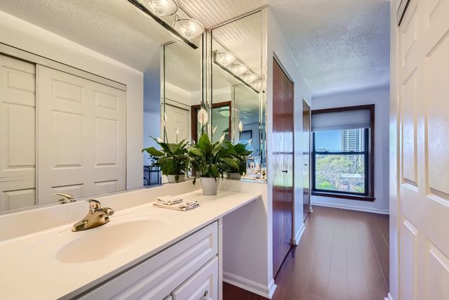 711 W Gordon Terrace 701, Chicago, IL 60613