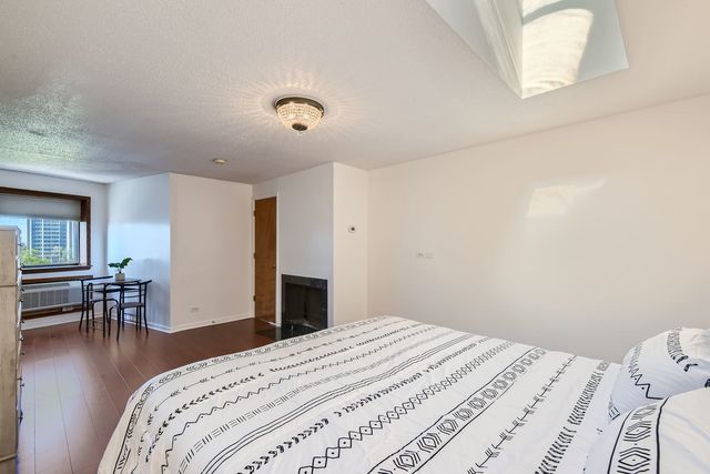 711 W Gordon Terrace 701, Chicago, IL 60613