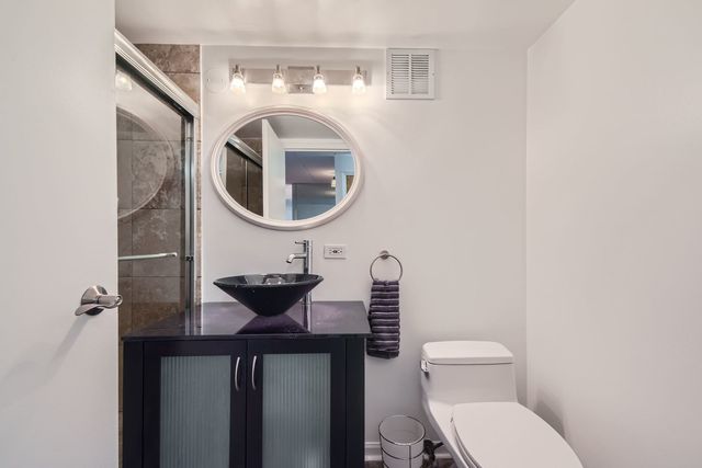 711 W Gordon Terrace 701, Chicago, IL 60613