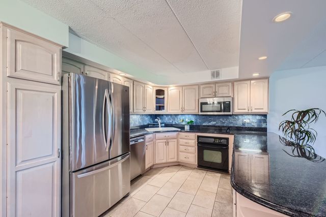 711 W Gordon Terrace 701, Chicago, IL 60613